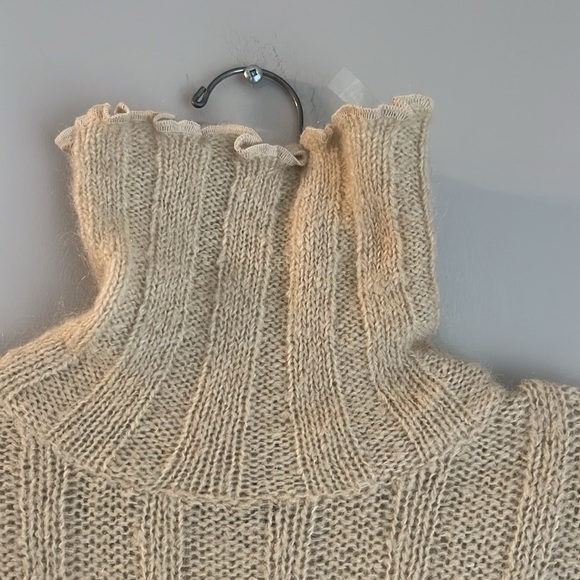 Marc Aurel cream turtleneck sweater
Size 36 - Picture 3 of 5